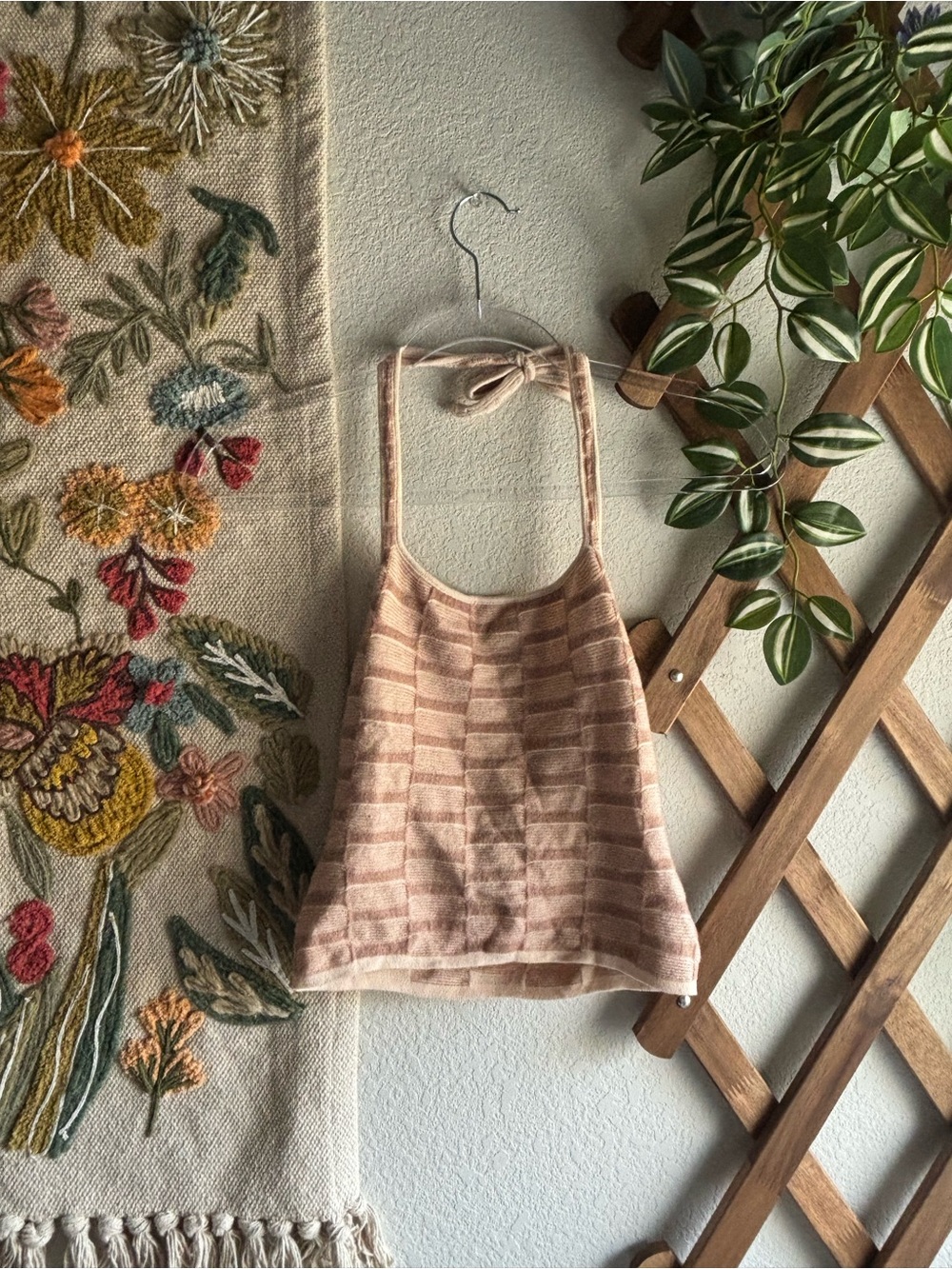PrettyLittleThing Checkerboard Halter Crop Top in Blush Pink